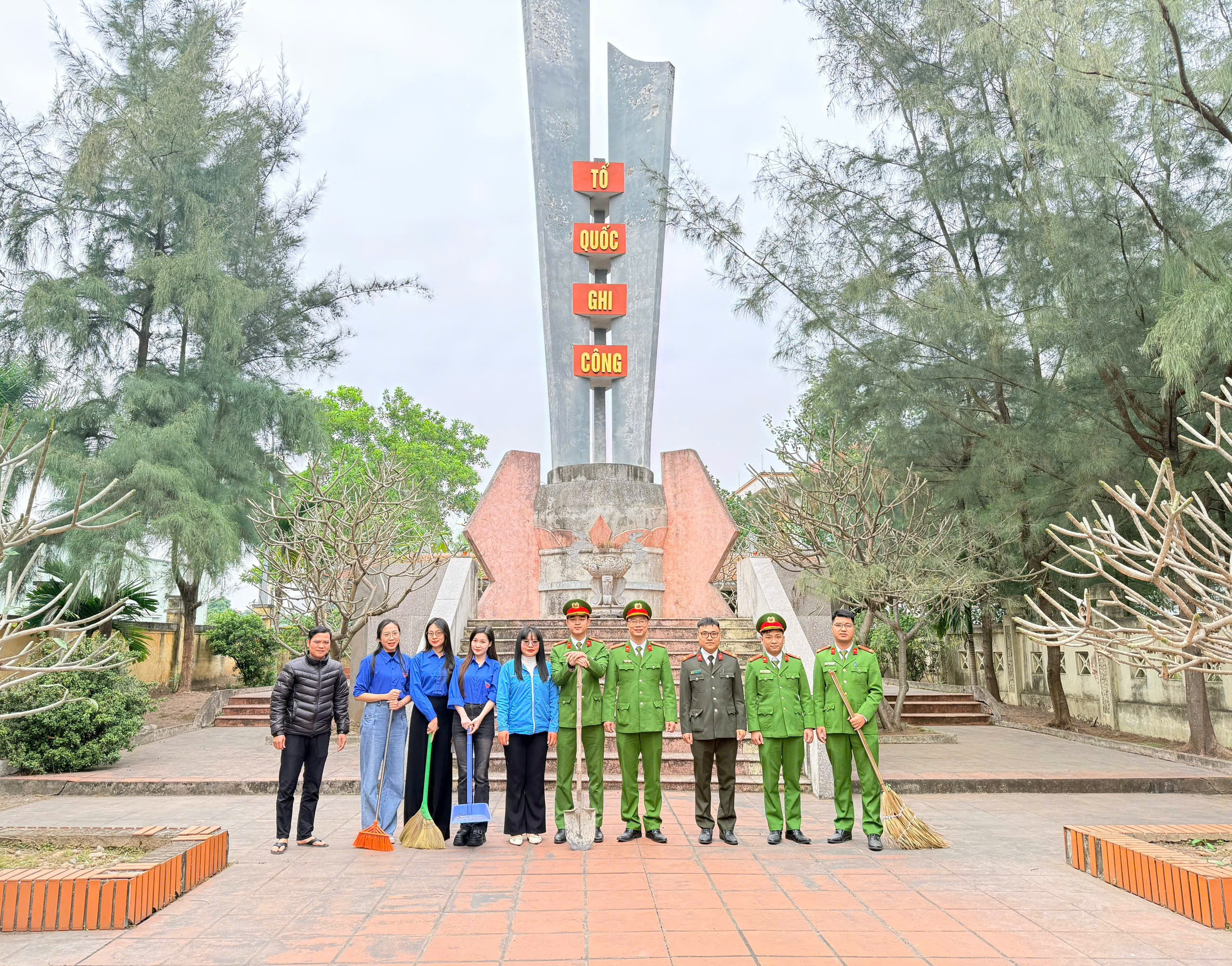 Công an phường Hải Dương tổ chức ra quân dọn dẹp, chỉnh trang Nghĩa trang Liệt sĩ